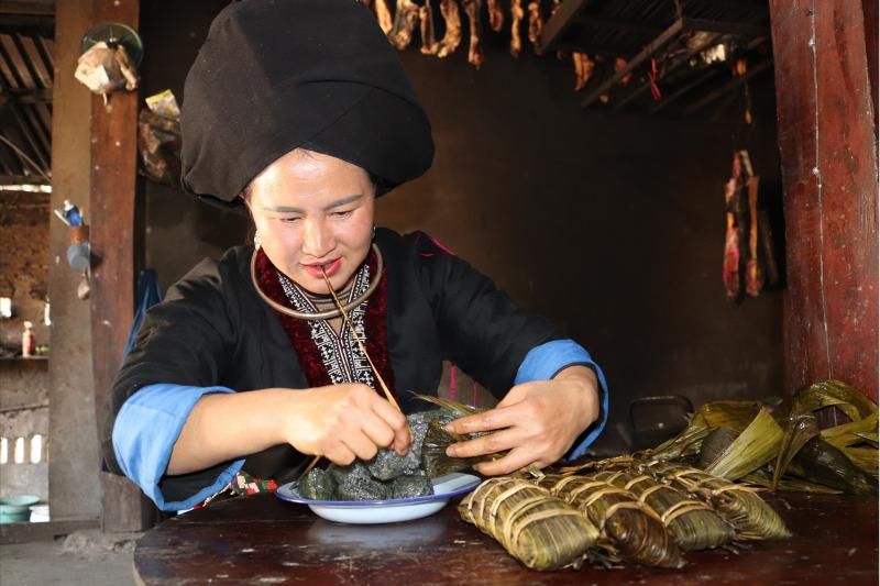 le banh chung noir des Dao (source : le journal de dan toc va phat trien)