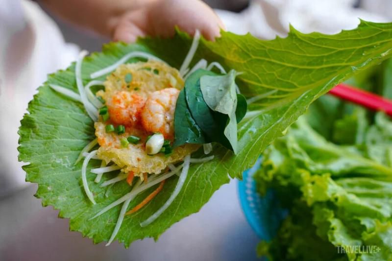 manger le banh khot avec les doights