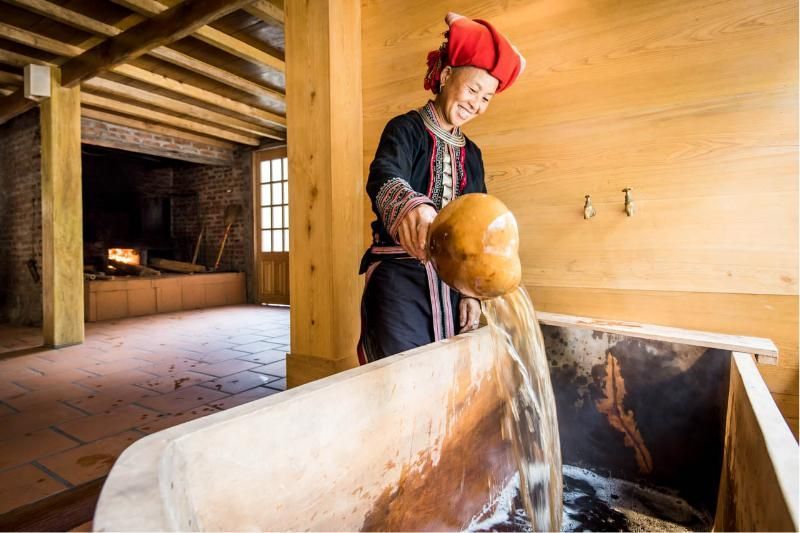 un pediluvio con piante dei dao rossi (fonte- christian berg) - massaggio in vietnam