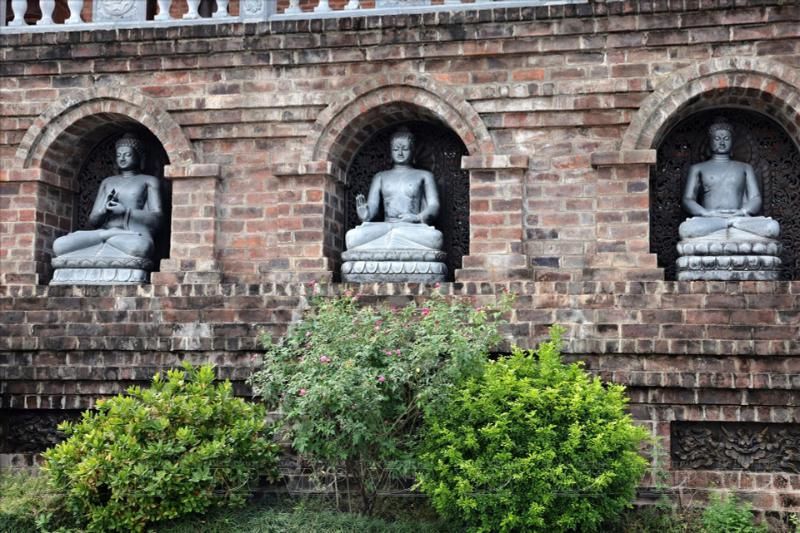 Grandi statue ornano la passeggiata davanti alla sala principale.
