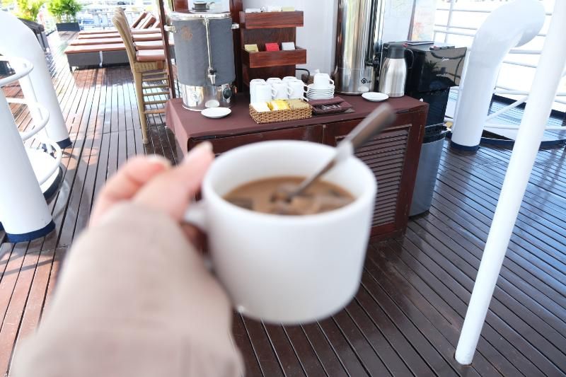 Caffè e tè sono disponibili in self-service.