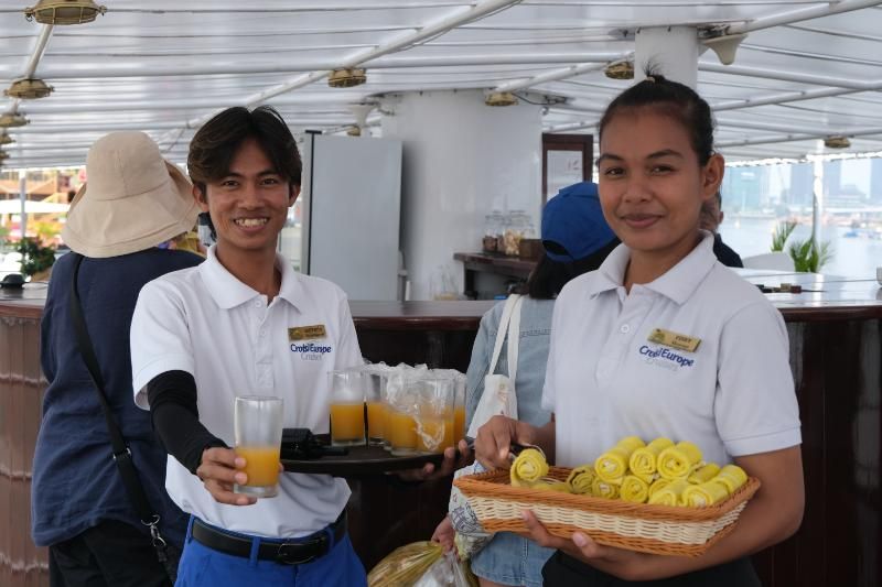 Lo staff della crociera sul Mekong Toum Tiou 2 (Fonte: Aucourvietnam)