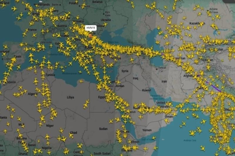 Vol Vietnam Airlines à destination de la France (en rouge) – itinéraire évitant l’espace aérien du Moyen-Orient.